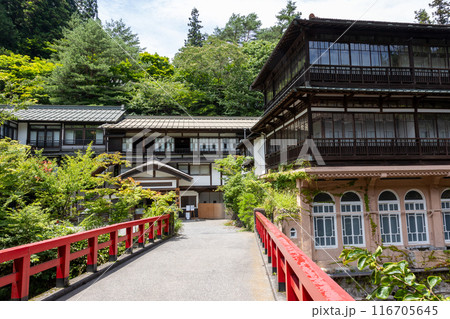 夏の四万温泉　積善館本館と慶雲橋 116705645