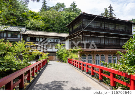 夏の四万温泉　積善館本館と慶雲橋 116705646