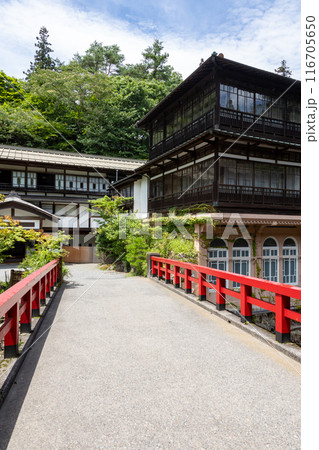 夏の四万温泉 積善館本館と慶雲橋 夏の四万温泉 積善館本館と慶雲橋 116705650