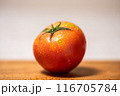 俎板の上の一個のトマト 俎板の上の一個のトマト 116705784