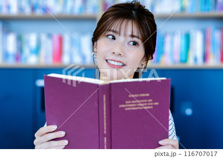 読書をする若い女性 116707017