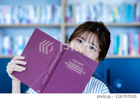 読書をする若い女性 読書をする若い女性 116707020