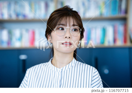 図書館司書の若い女性 図書館司書の若い女性 116707715