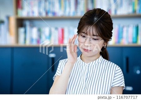 図書館司書の若い女性 図書館司書の若い女性 116707717