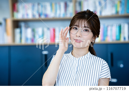 図書館司書の若い女性 図書館司書の若い女性 116707719