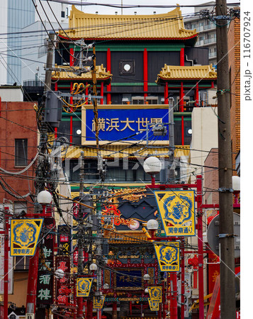 派手な装飾のある横浜中華街の街並み 116707924