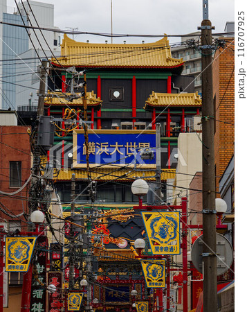 派手な装飾のある横浜中華街の街並み 116707925
