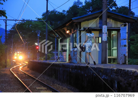 夕暮れの有峰口駅 駅舎やホームは昔ながらの雰囲気 夕暮れの有峰口駅 駅舎やホームは昔ながらの雰囲気 116707969