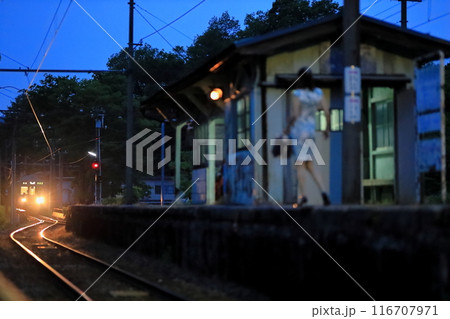夕暮れの有峰口駅 駅舎やホームは昔ながらの雰囲気 夕暮れの有峰口駅 駅舎やホームは昔ながらの雰囲気 116707971