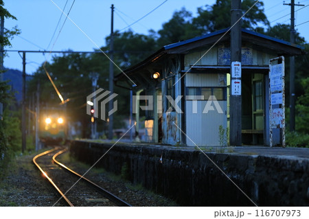 夕暮れの有峰口駅 駅舎やホームは昔ながらの雰囲気 夕暮れの有峰口駅 駅舎やホームは昔ながらの雰囲気 116707973