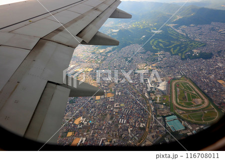 テイクオフ中のボーイング737-881　眼下には仁川競馬場 116708011