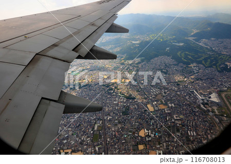 テイクオフ中のボーイング737-881　眼下には甲山周辺のゴルフ場 116708013