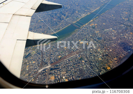 上昇中のボーイング737-881　眼下には淀川、新大阪駅そして阪急十三駅 116708308