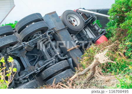 事故を起こしたトラックの写真。 116708495
