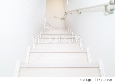 新築住宅の階段の写真 116708496