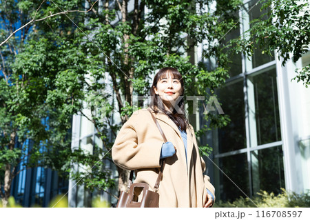冬に都会を歩く若い女性 冬に都会を歩く若い女性 116708597