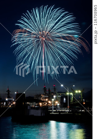 呉の夏祭り、海上花火大会、水色の大型花火 116708965