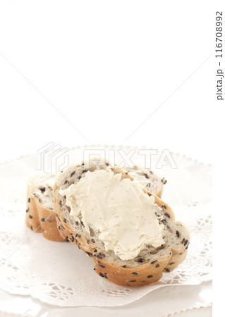 クリームチーズを塗った黒ゴマパン 116708992