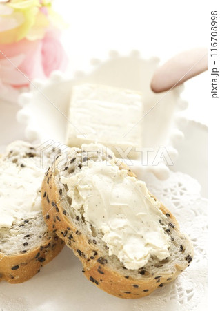 クリームチーズを塗った黒ゴマパン 116708998