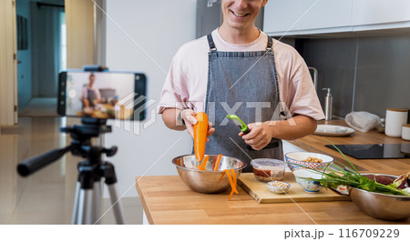 The chef is broadcasting live from workshop how to prepare a vegetarian massaman curry 116709229
