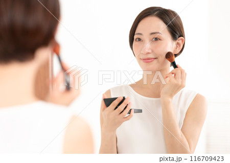 ビューティー　メイクをする女性 116709423