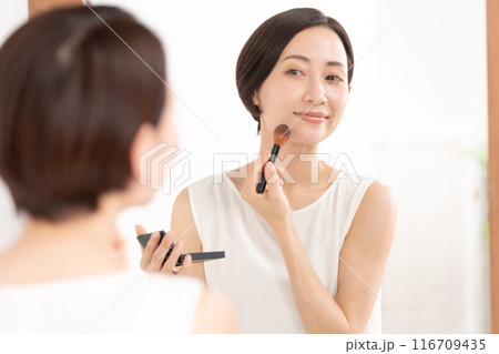 ビューティー　メイクをする女性 116709435