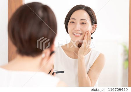 ビューティー　メイクをする女性 116709439