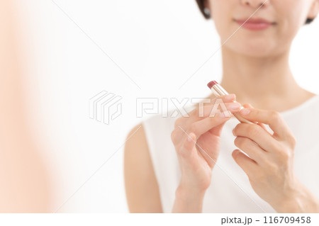 ビューティー　メイクをする女性 116709458