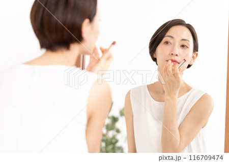 ビューティー　メイクをする女性 116709474