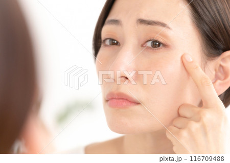 肌トラブルに悩む女性 肌トラブルに悩む女性 116709488