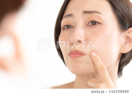 肌トラブルに悩む女性 116709489