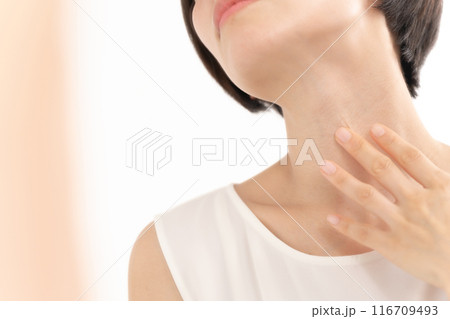 首筋を気にする女性 116709493