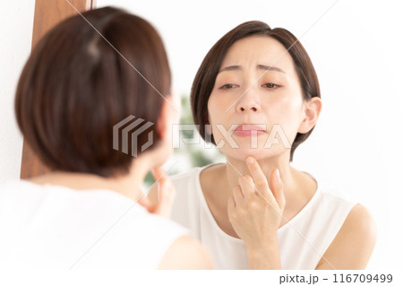 肌トラブルに悩む女性 116709499