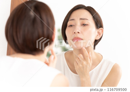 肌トラブルに悩む女性 116709500