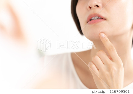 肌トラブルに悩む女性 116709501