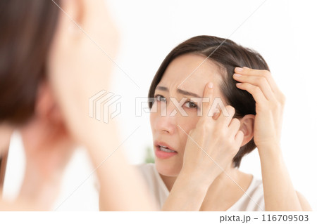 髪を気にする女性 ヘアケア 髪を気にする女性 ヘアケア 116709503