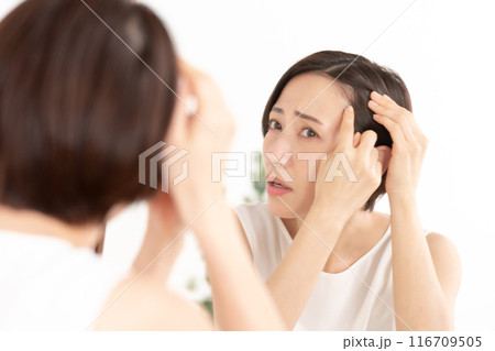 髪を気にする女性 ヘアケア 髪を気にする女性 ヘアケア 116709505