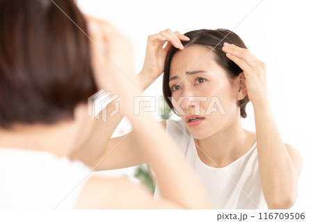 髪を気にする女性 ヘアケア 髪を気にする女性 ヘアケア 116709506