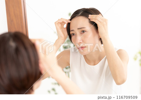 髪を気にする女性 ヘアケア 髪を気にする女性 ヘアケア 116709509