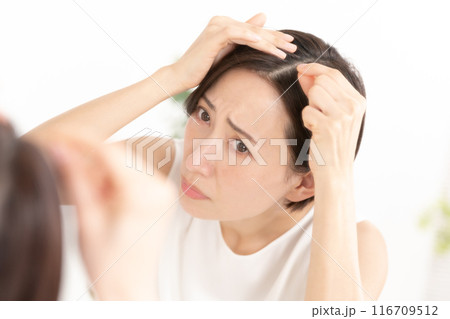 髪を気にする女性 ヘアケア 髪を気にする女性 ヘアケア 116709512
