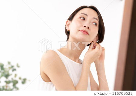 ピアスをつける女性 116709523