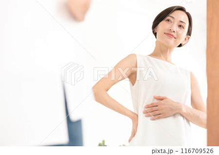 ダイエットに成功した女性 116709526