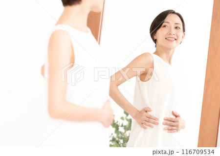 ダイエットに成功した女性 ダイエットに成功した女性 116709534