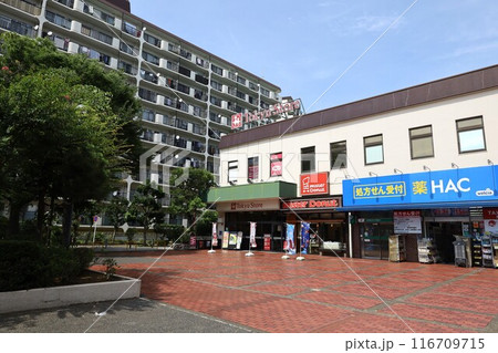 【横浜市】JR京浜東北線・根岸線　根岸駅前の東急ストア 根岸店・ミスタードーナツ・ハックドラッグ 116709715