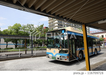 【横浜市】JR京浜東北線・根岸線　根岸駅前のバスターミナル 116709728