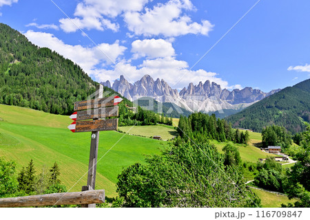 フネス谷 サンタマッダレーナ村とガイスラー山塊 116709847