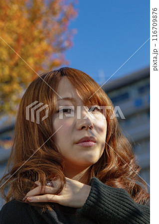 青空と紅葉と若い女性 青空と紅葉と若い女性 116709876