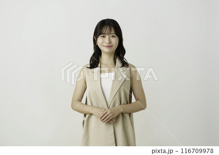 白背景のオフィスカジュアルを着た若い女性のポートレート 116709978