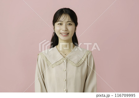 ピンク背景の若い女性のポートレート ピンク背景の若い女性のポートレート 116709995