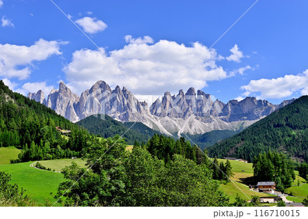 サンタマッダレーナ村とガイスラー山塊 116710015